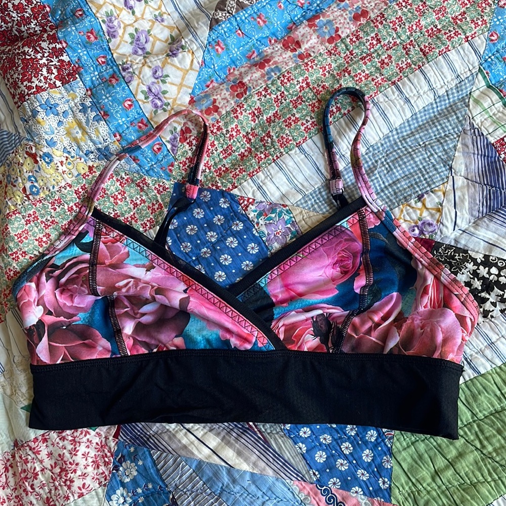 Colorful, springy lululemon sports bra! Fits a size medium, likely size 8/10